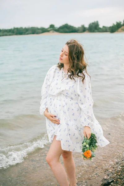 Junge Schöne Schwangere Frau Einem Schönen Kleid Meer Picknick — Stockfoto