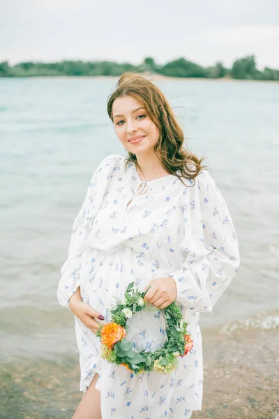 Ung Vacker Gravid Kvinna Vacker Klänning Nära Havet Picknick — Stockfoto