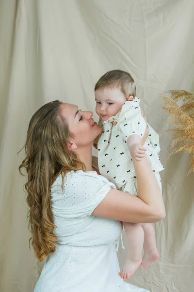 Beautiful Young Mother Blue Eyed Little Daughter Beige Background — Stock Photo, Image