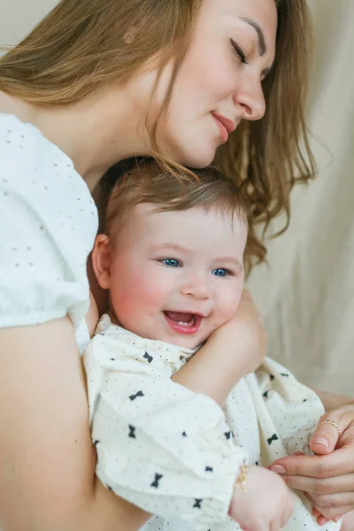 Krásná Mladá Matka Modrýma Očima Malé Dcery Béžovém Pozadí — Stock fotografie