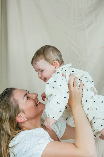 Hermosa Madre Joven Con Hija Pequeña Ojos Azules Sobre Fondo — Foto de Stock