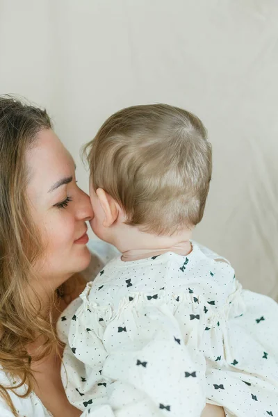 Krásná Mladá Matka Modrýma Očima Malé Dcery Béžovém Pozadí — Stock fotografie