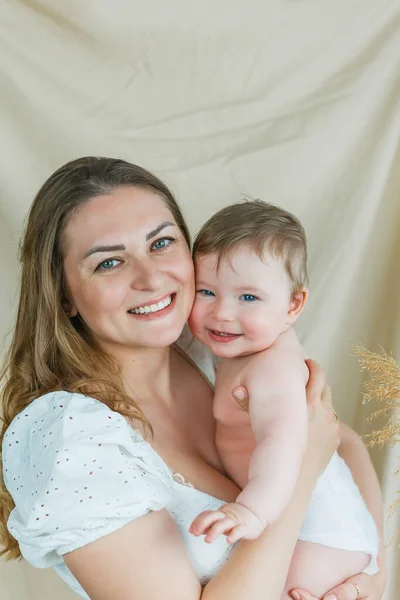 Bella Giovane Madre Con Gli Occhi Azzurri Piccola Figlia Uno — Foto Stock