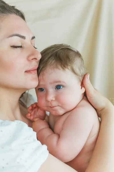 Beautiful Young Mother Blue Eyed Little Daughter Beige Background — Stock Photo, Image