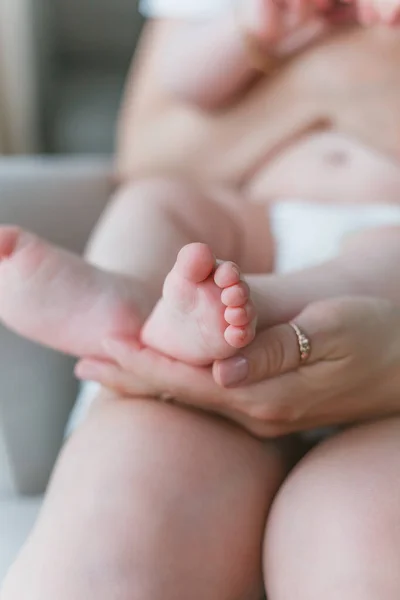 Närbild Barnets Fötter Mammas Älskling Hem — Stockfoto