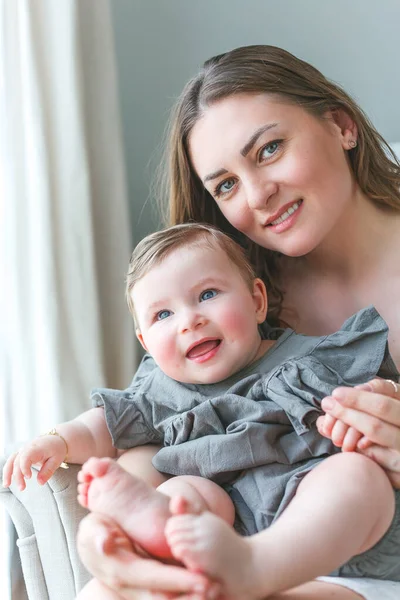 Una Hermosa Madre Joven Con Una Hijita Ojos Azules Descansa — Foto de Stock