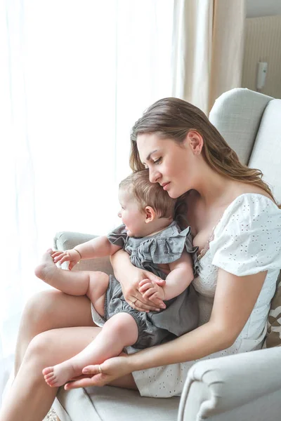 Een Mooie Jonge Moeder Met Een Kleine Dochter Met Blauwe — Stockfoto