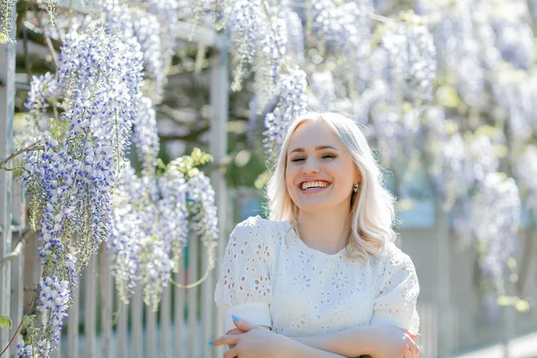 Retrato Uma Jovem Mulher Bonita Jardim Florescente Primavera — Fotografia de Stock