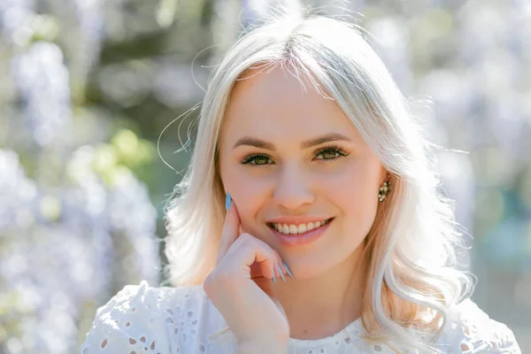 Ritratto Una Giovane Bella Donna Giardino Fiorito Primavera — Foto Stock