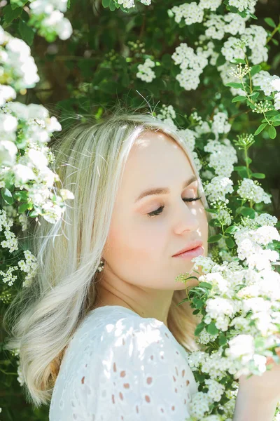 Портрет Молодої Красивої Жінки Квітучому Саду Весна — стокове фото