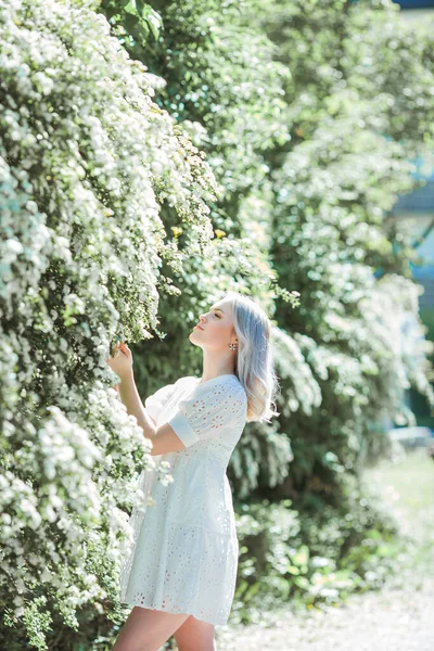 Porträt Einer Jungen Schönen Frau Einem Blühenden Garten Frühling — Stockfoto