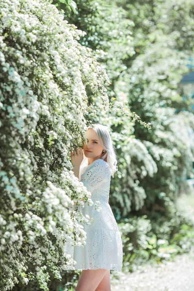 Portrait Une Jeune Belle Femme Dans Jardin Fleuri Printemps — Photo