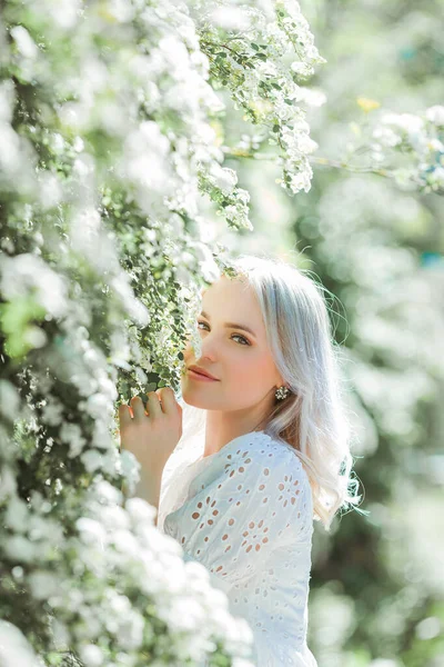 Portrait Une Jeune Belle Femme Dans Jardin Fleuri Printemps — Photo