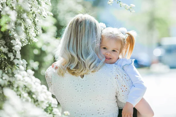 Una Hermosa Madre Joven Con Hija Años Jardín Floreciente Primavera —  Fotos de Stock