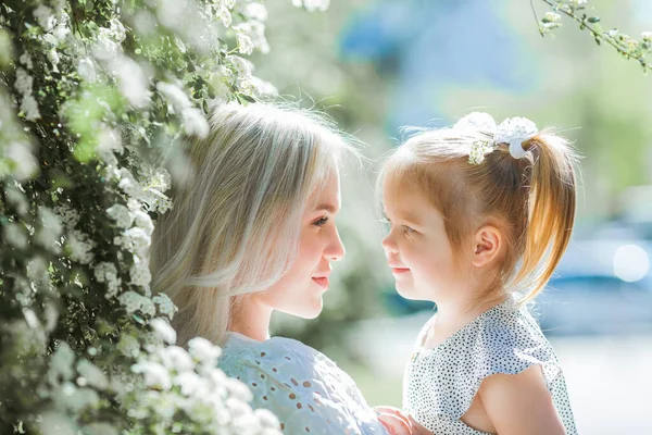 Uma Bela Jovem Mãe Com Sua Filha Anos Jardim Florescente — Fotografia de Stock