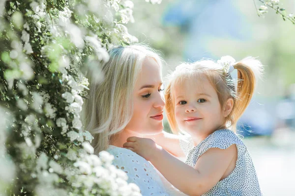 Uma Bela Jovem Mãe Com Sua Filha Anos Jardim Florescente — Fotografia de Stock