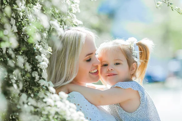 Uma Bela Jovem Mãe Com Sua Filha Anos Jardim Florescente — Fotografia de Stock