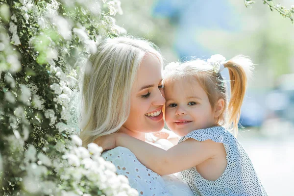 Une Belle Jeune Mère Avec Fille Ans Dans Jardin Fleuri — Photo