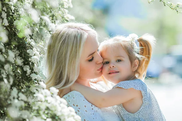 Vacker Ung Mor Med Sin Dotter Gammal Blommande Trädgård Våren — Stockfoto