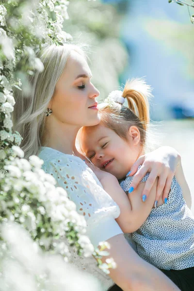 Une Belle Jeune Mère Avec Fille Ans Dans Jardin Fleuri — Photo