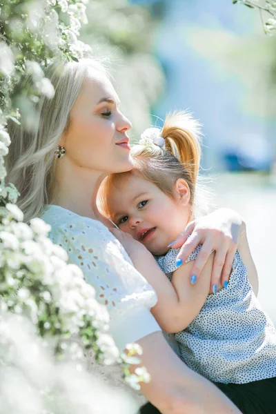 Uma Bela Jovem Mãe Com Sua Filha Anos Jardim Florescente — Fotografia de Stock