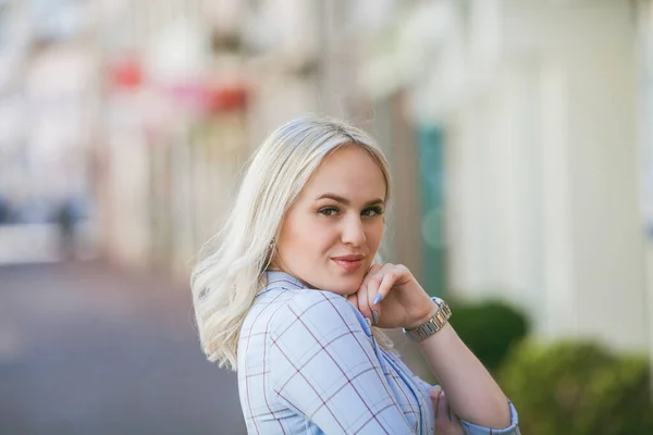 Porträtt Vacker Ung Kvinna Europeisk Stad Gör Inköp Turism — Stockfoto