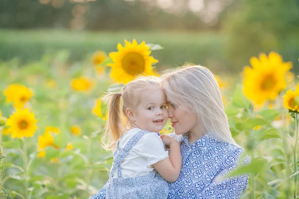 Mom Little Daughter Years Old Sunflower Field Summer Sunset Family — Stok fotoğraf