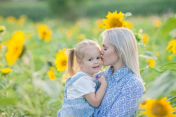 Mom Little Daughter Years Old Sunflower Field Summer Sunset Family — Stok fotoğraf