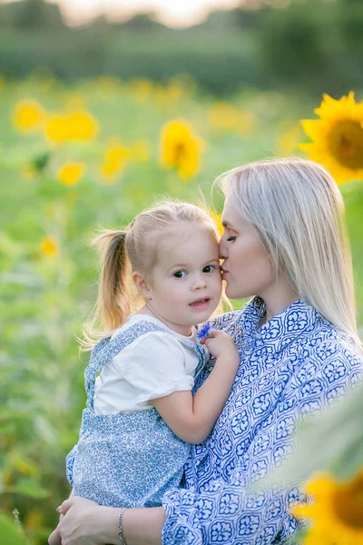 Mom Little Daughter Years Old Sunflower Field Summer Sunset Family — Stok fotoğraf