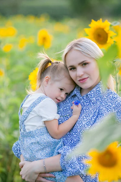 Mom Little Daughter Years Old Sunflower Field Summer Sunset Family — Stockfoto