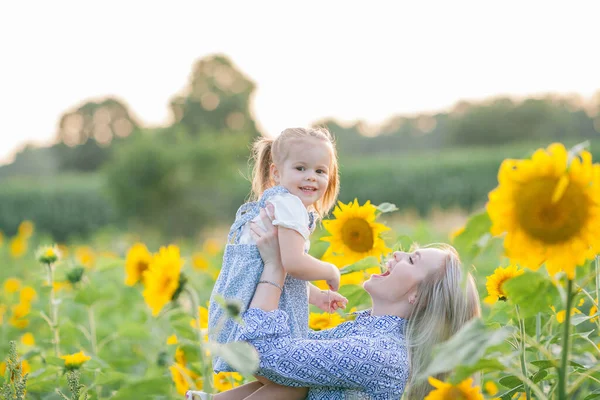 Mom Little Daughter Years Old Sunflower Field Summer Sunset Family — Fotografia de Stock