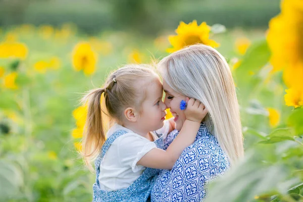 Mom Little Daughter Years Old Sunflower Field Summer Sunset Family — Stock Photo, Image