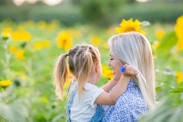 Mom Little Daughter Years Old Sunflower Field Summer Sunset Family —  Fotos de Stock