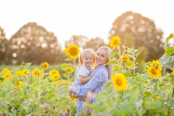 Mom Little Daughter Years Old Sunflower Field Summer Sunset Family — 图库照片