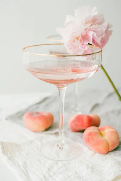 Bellissimo Bicchiere Con Champagne Rosa Pesche Sullo Sfondo Peonie — Foto Stock