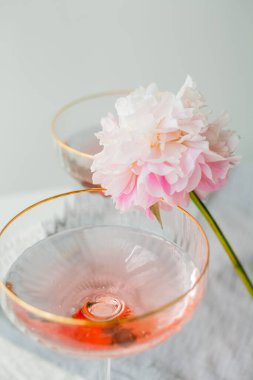 Fırın ürünleri. Bir parça ev yapımı peynirli kek ve bir kupa kahve..