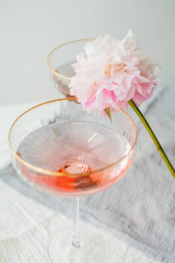 Fırın ürünleri. Bir parça ev yapımı peynirli kek ve bir kupa kahve..