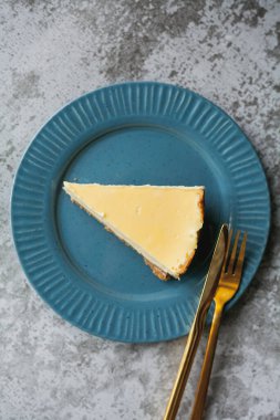 Fırın ürünleri. Bir parça ev yapımı peynirli kek ve bir kupa kahve..