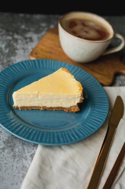 Fırın ürünleri. Bir parça ev yapımı peynirli kek ve bir kupa kahve..