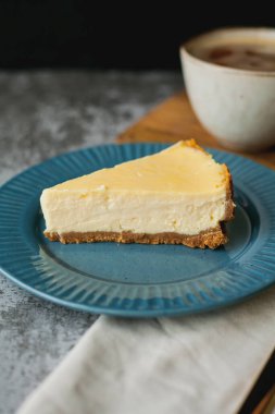 Fırın ürünleri. Bir parça ev yapımı peynirli kek ve bir kupa kahve..