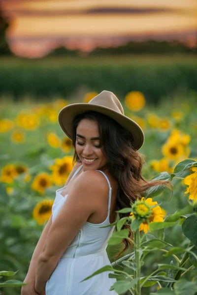 Potret Seorang Wanita Cantik Muda Dengan Rambut Gelap Ladang Bunga — Stok Foto