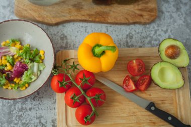 Sağlıklı yiyecekler. Avokado, vişneli domates, dolmalık biber, mısır. Salata..