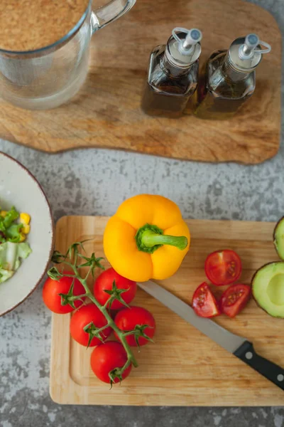 Sağlıklı yiyecekler. Avokado, vişneli domates, dolmalık biber, mısır. Salata..