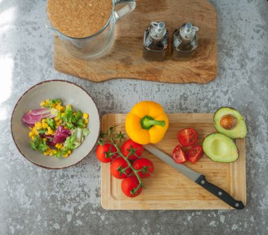 Sağlıklı yiyecekler. Avokado, vişneli domates, dolmalık biber, mısır. Salata..