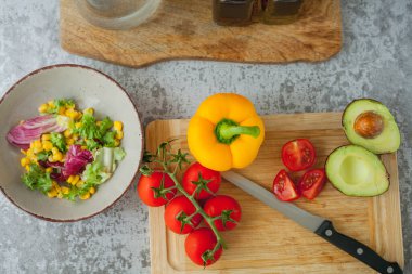Sağlıklı yiyecekler. Avokado, vişneli domates, dolmalık biber, mısır. Salata..