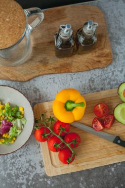 Sağlıklı yiyecekler. Avokado, vişneli domates, dolmalık biber, mısır. Salata..