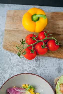 Sağlıklı yiyecekler. Avokado, vişneli domates, dolmalık biber, mısır. Salata..