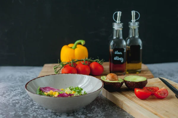 Sağlıklı Yiyecekler Avokado Vişneli Domates Dolmalık Biber Mısır Salata — Stok fotoğraf