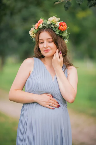 Портрет Молодой Беременной Женщины Венком Голове Парке Беременность — стоковое фото