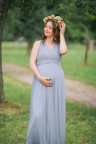 Porträt Einer Jungen Schwangeren Mit Einem Kranz Auf Dem Kopf — Stockfoto